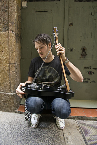 Illustration for article titled Centerfold Folding Guitar, Ready to Rock in 20 Seconds